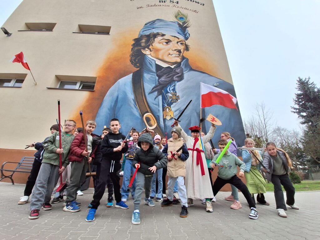 Dzieci z klasy trzeciej przed muralem Kościuszki przy szkole