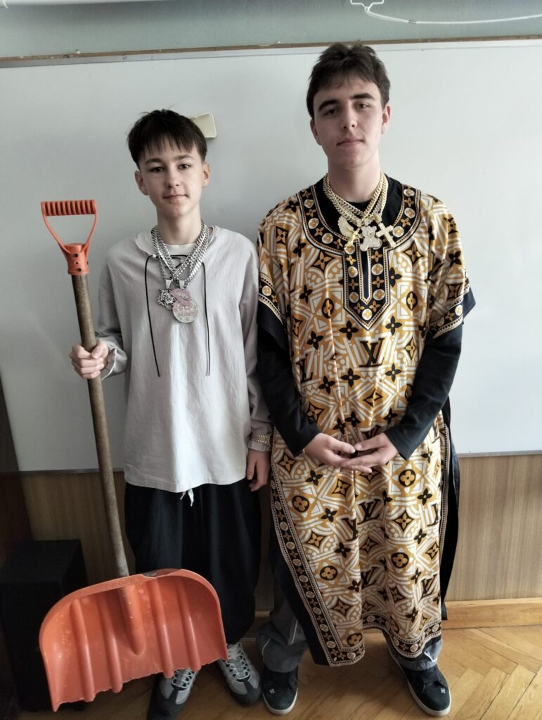 Uczniowie w strojach z czasów Kościuszki