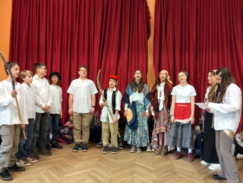 Występ klasy szóstej, na scenie uczniowie klasy szóstej