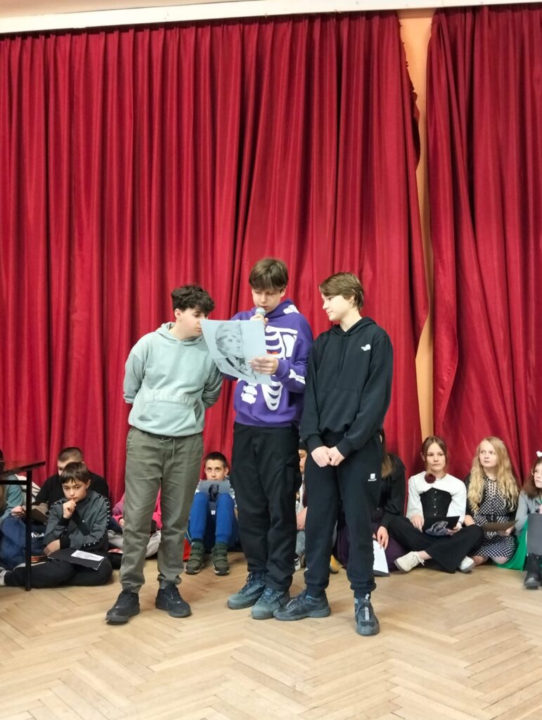 Uczniowie przestawiają własny wiersz o Kościuszce na scenie