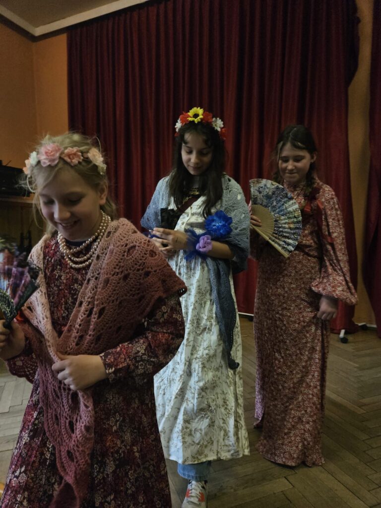 Uczniowie w strojach z czasów Kościuszki