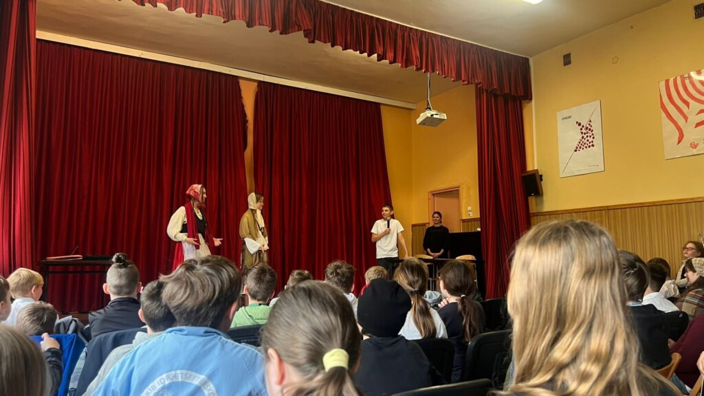 Występ klasy szóstej, na scenie uczniowie klasy szóstej