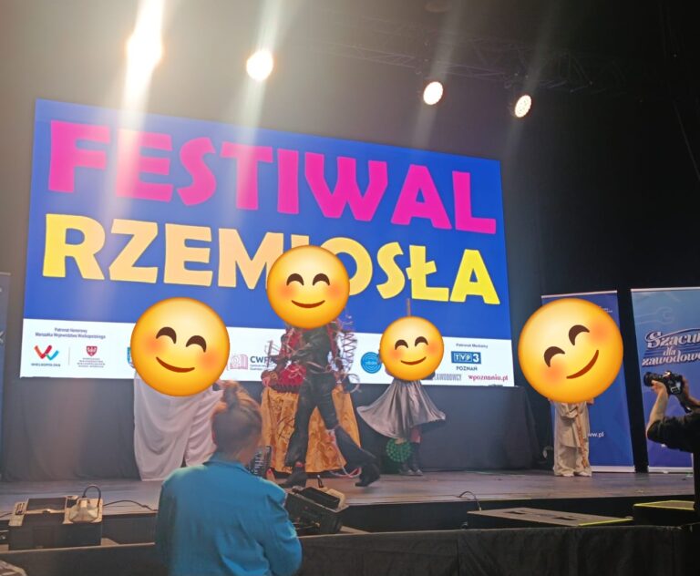 Zdjęcie przedstawia scenę Festiwalu Rzemiosła na której występują cztery osoby.