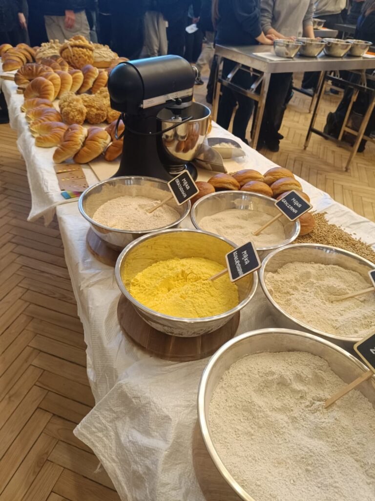 Na stole znajdują się wypieki.