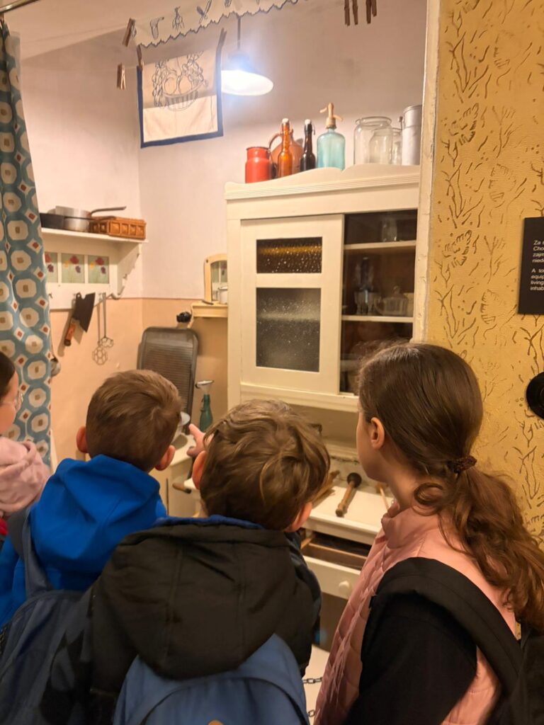 Klasa 4c w Muzeum ogląda wnętrze domu z tamtych czasów
