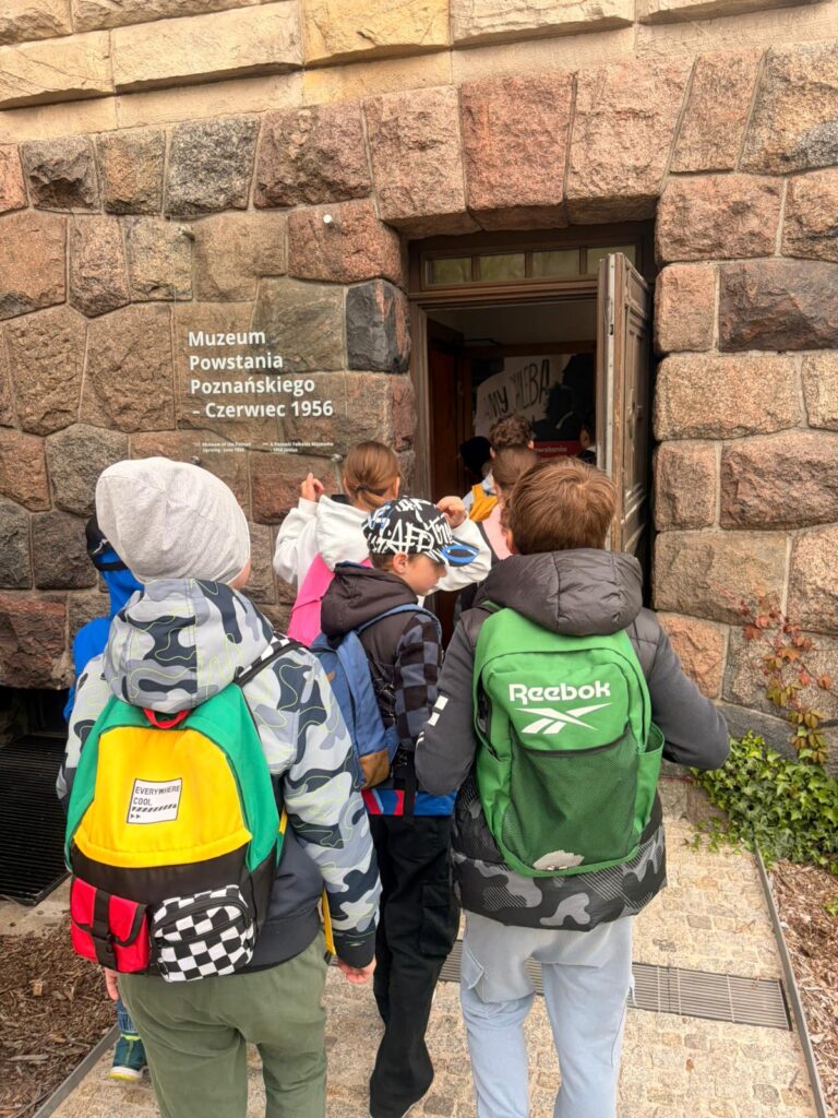 Klasa 4c wchodzi do muzeum