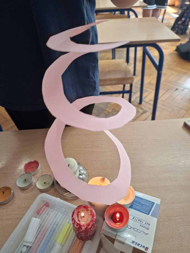 Uczniowie stworzyli papierową spiralę