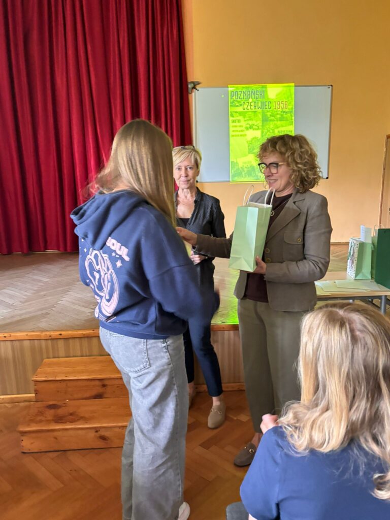Pani organizatorki wraz z panią dyrektor rozdają uczniom nagrody oraz dyplomy.