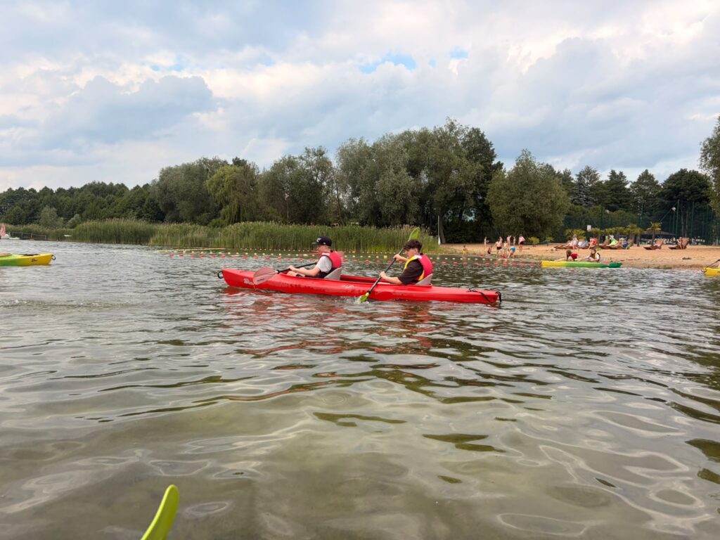 Uczeniowie podczas spływu kajakowego na jeziorze