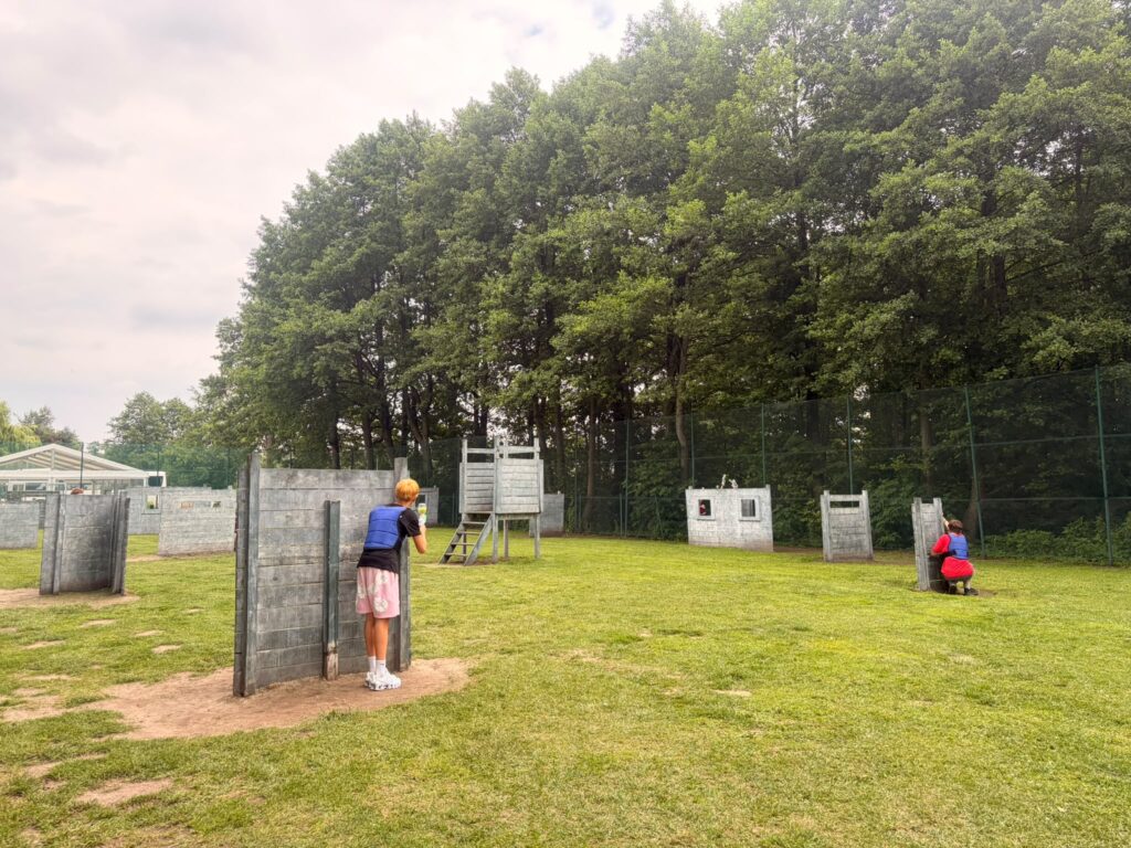 Uczniowie podczas gry na arenie