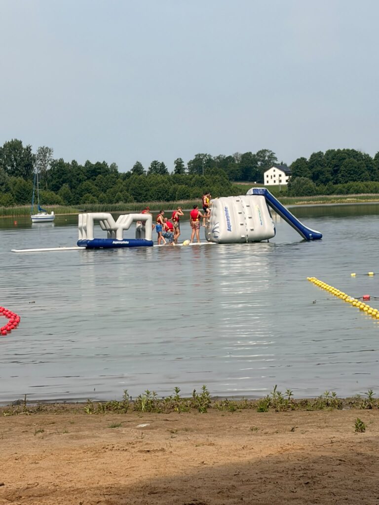 Uczniowie podczas zabaw na wodzie - na wodnej trampolinie