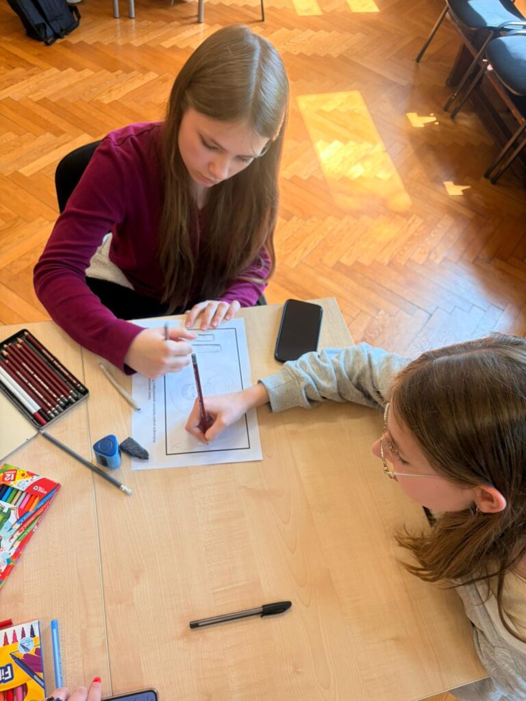 Uczniowie podczas wykonywania pracy plastycznej