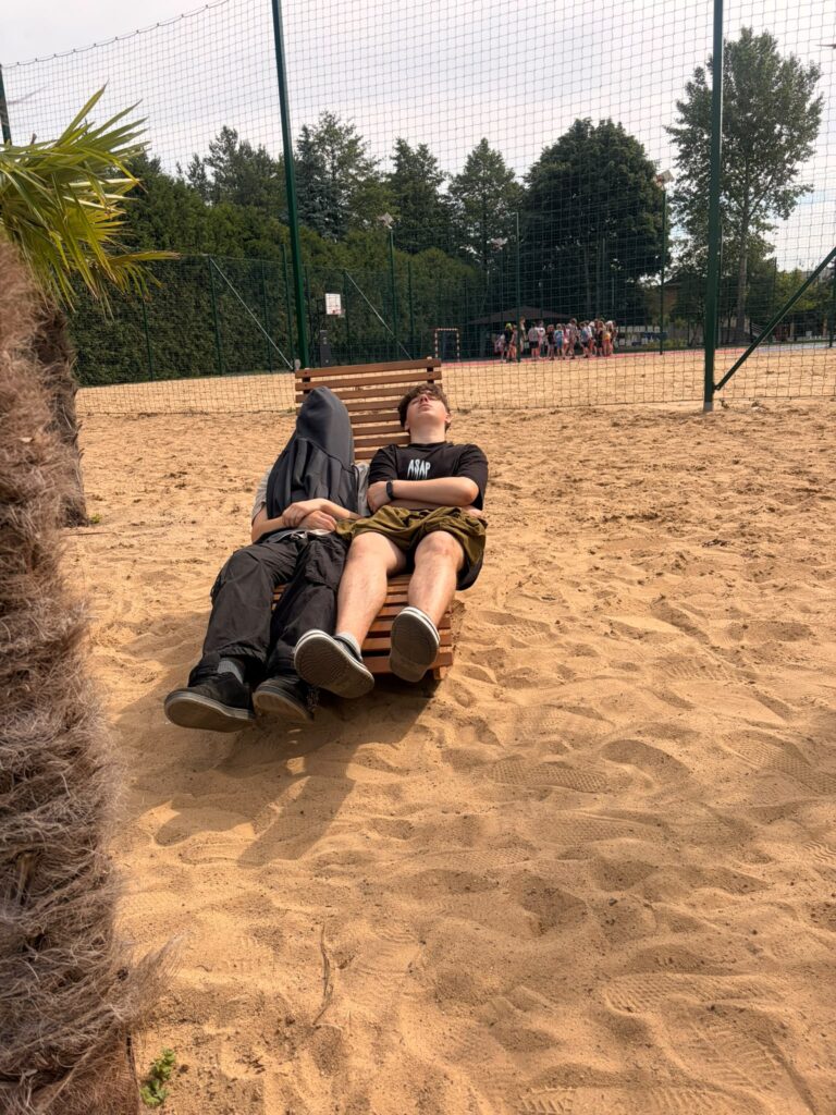 Uczniowie leżący na leżaku na plaży