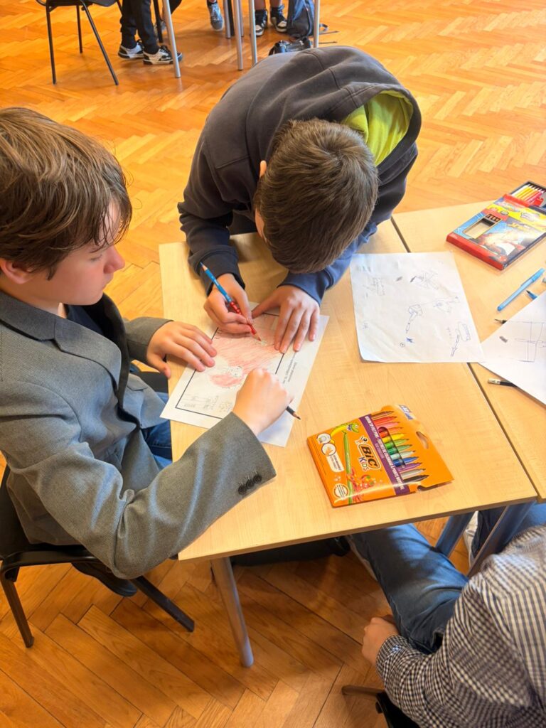 Uczniowie podczas wykonywania pracy plastycznej
