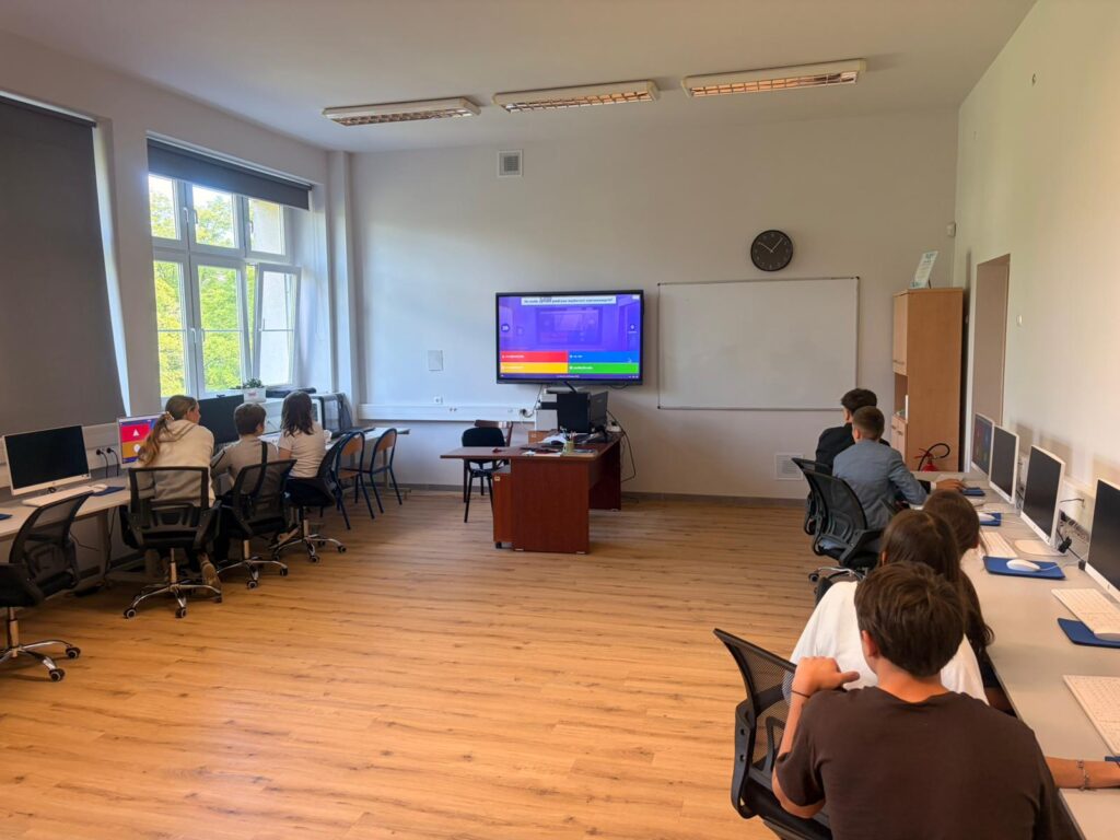 Uczniowie podczas wykonywania quizów