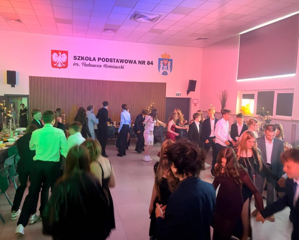Uczniowie podczas zabawy w auli