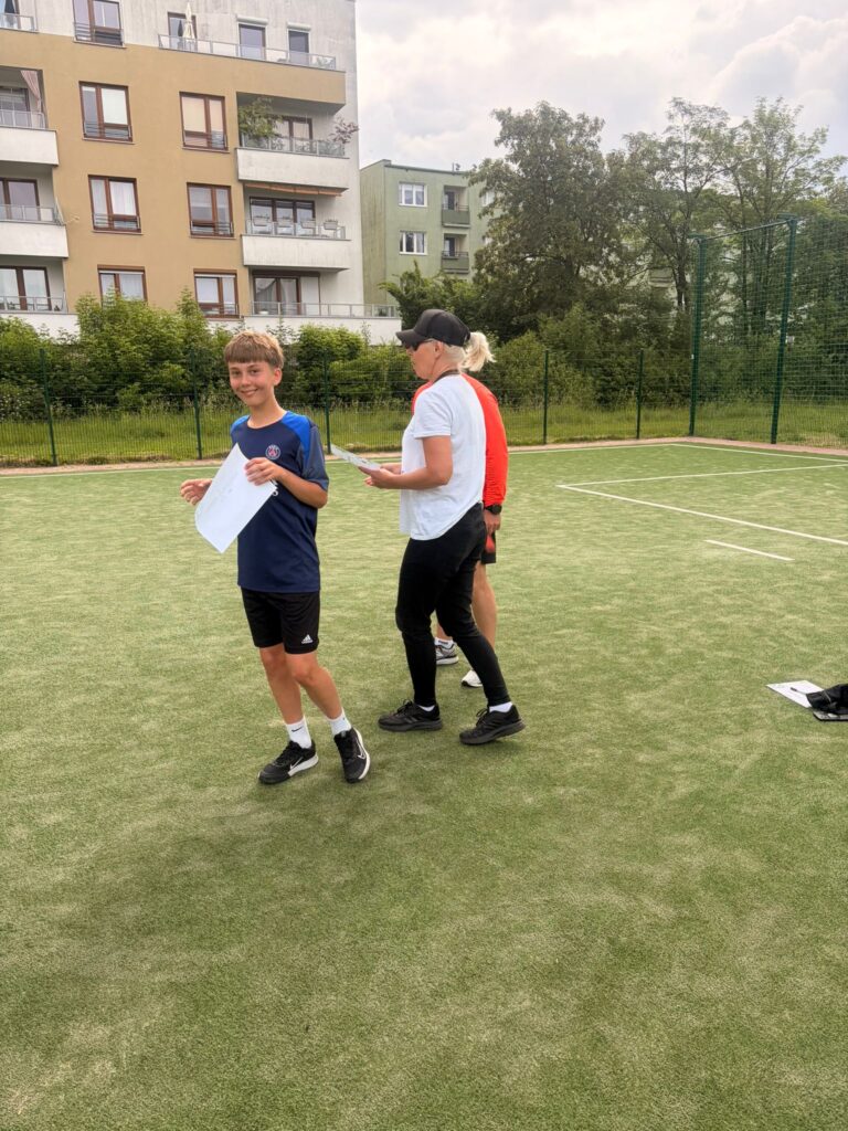 Przedstawiciel klas szóstych odbiera dyplom